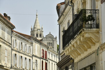 L'architecture traditionnelle typique des façades et la flèche de la cathédrale Saint-Romain à Villebois-Lavalette en Charente 
