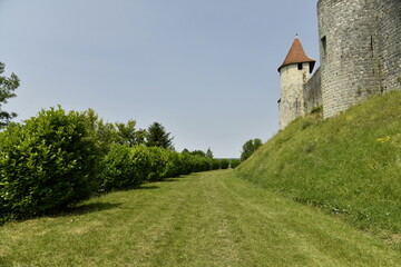 Colline verdoyante le long des murailles du château-fort à Villebois-Lavalette en Charente 