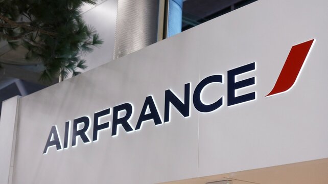 Nom / logo de l&rsquo;entreprise Air France, c&eacute;l&egrave;bre compagnie a&eacute;rienne fran&ccedil;aise, inscrit sur un panneau blanc &agrave; l&rsquo;a&eacute;roport de Roissy &ndash; Charles de Gaulle (CDG) pr&egrave;s de Paris &ndash; mars 2025 (France)