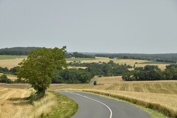Route &agrave; deux bandes en pleine campagne sous un ciel bleu pr&egrave;s de Villebois-Lavalette en Charente 