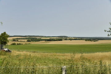 Champs et prairies à perte de vue près de Villebois-Lavalette en Charente 