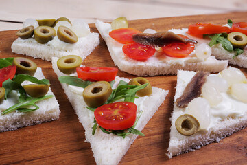 Primo piano di tartine miste sul tagliere