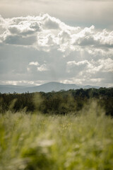 Vue sur les montagnes depuis Saint-Alban-Auriolles, Ardèche, France.
