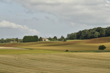 Gradué d'ombres et d'éclaircies sur les champs près du bourg de Champagne au Périgord Vert  © Photocolorsteph