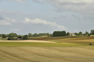 Gradu&eacute; d'ombres et d'&eacute;claircies sur les champs pr&egrave;s du bourg de Champagne au P&eacute;rigord Vert 