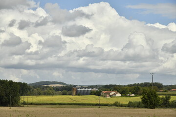 Cumulonimbus annonçant un front froid au dessus d'un paysage rural près du bourg de Champagne au Périgord Vert  © Photocolorsteph