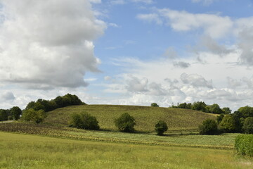Ciel nuageux sur les collines près du bourg de Vendoire au Périgord Vert  © Photocolorsteph