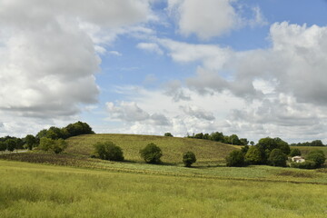 Ciel nuageux sur les collines près du bourg de Vendoire au Périgord Vert  © Photocolorsteph