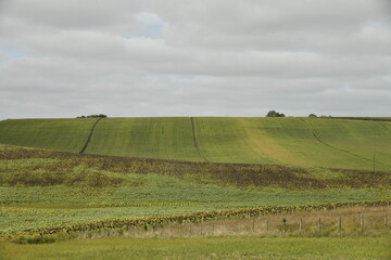 Ciel gris au dessus des collines de champs et prairies près du bourg de Vendoire au Périgord Vert  © Photocolorsteph