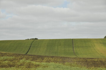 Ciel gris au dessus des collines de champs et prairies près du bourg de Vendoire au Périgord Vert  © Photocolorsteph
