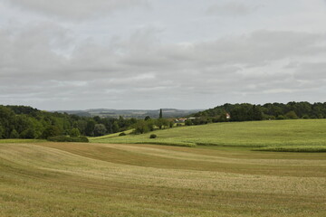 Champ de paille sous un ciel gris près du bourg de Champagne au Périgord Vert  © Photocolorsteph
