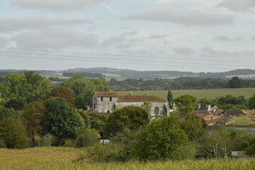 L'église fortifiée de style romane dans un paysage bucolique au bourg de Champagne au Périgord Vert  © Photocolorsteph