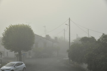 Brouillard sur la place de village au bourg de Champagne au Périgord Vert  © Photocolorsteph