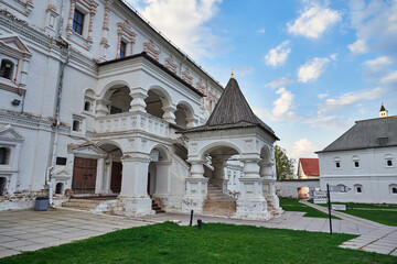 Naklejka premium Exterior view of a historic white building with ornate columns and an arched porch