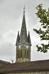 Clocher de la cathédrale Saint-Romain à Vilebois-Lavalette en Charente 