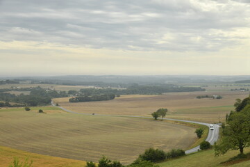 Fototapeta premium Ciel nuageux avec pluie fine au dessus d'un paysage rural vue depuis le château-fort de Villebois-la-Valette en Charente 