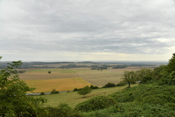 Ciel nuageux avec pluie fine au dessus d'un paysage rural vue depuis le château-fort de...