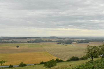 Obraz premium Ciel nuageux avec pluie fine au dessus d'un paysage rural vue depuis le château-fort de Villebois-la-Valette en Charente 
