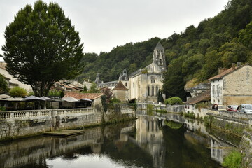 Les eaux miroitées de la Dromme vers l'ancienne abbaye à Brantôme en Dordogne 