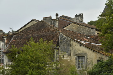 Toitures typiques de vieilles maisons à Brantôme en Dordogne 