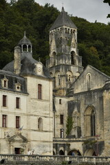 Clocher de l'imposante &eacute;glise de l'abbaye de Brant&ocirc;me en Dordogne 