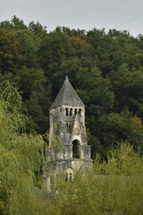 Obraz premium Le clocher de l'ancienne abbaye dominant la végétation luxuriante à Brantôme en Dordogne 