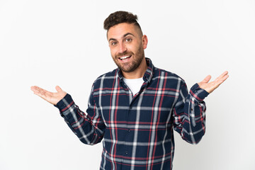 Naklejka premium Caucasian man isolated on white background with shocked facial expression
