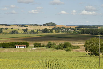 L'ombre d'un nuage sur un paysage rural pr&egrave;s du borg de Champagne au P&eacute;rigord Vert 