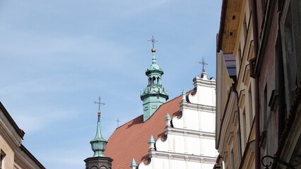Widok na wieżę z widocznym krzyżem na szczycie © tomo81