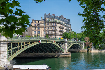 Le pont Sully dans la ville de Paris proche de la cathédrale Notre-Dame, France