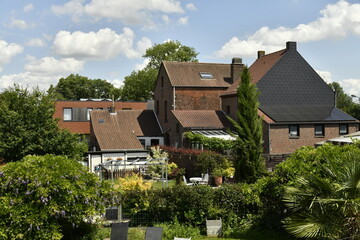Quelques maisons du village de Hellebecq en pleine végétation luxuriante (Ath)