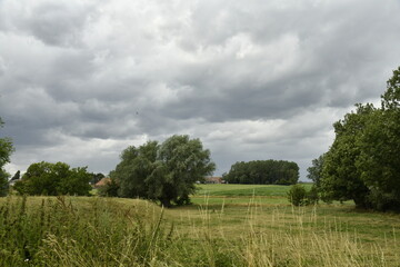 Nuages d'orage en formation au dessus d'un paysage rural &agrave; Ghislenghien (Ath)