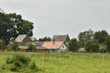 Obraz premium L'un des hameaux typiques sous un ciel gris à Hellebecq (Silly)