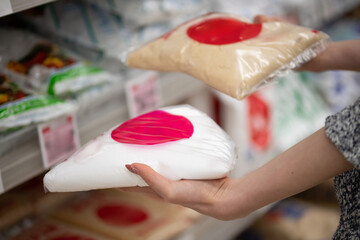 砂糖を選ぶ買い物客の手元
