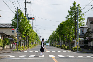横断歩道を歩く女子中学生