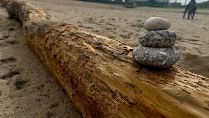 Piedras apiladas sobre tronco de madera