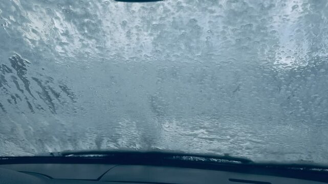 Video desde dentro del coche mientras est&aacute; en una m&aacute;quina de lavado