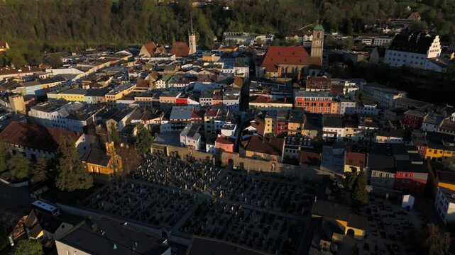 Luftaufnahme der Friedhofskirche in Wasserburg am Inn, Bayern. Die neuromanische Kirche und der historische Altstadtfriedhof zeigen die kulturelle und religioese Geschichte der Region. 