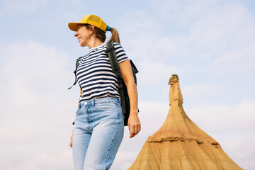 Naklejka premium Smiling woman in desert hike