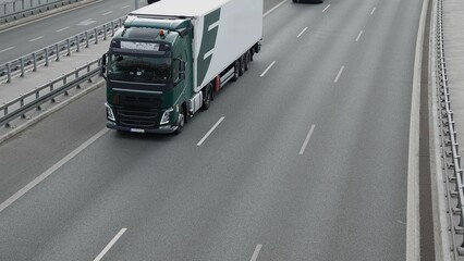 Trasa szybkiego ruchu z widocznymi pojazdami