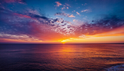 Obraz premium sunset sky over sea in the evening with colorful sunrise