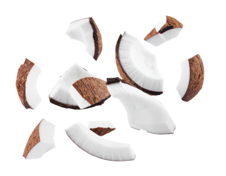 Kokosnuss stücke fallend isoliert auf weißen Hintergrund