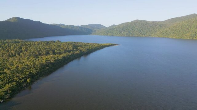 Imagens a&eacute;reas de drone sobrevoando a Lagoa do Peri, na regi&atilde;o sul da Ilha de Florian&oacute;polis, Brasil. Captura a lagoa tranquila, a floresta ao redor e a paisagem natural.
