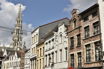 Façade de vieilles maisons historiques et la flèche de l'hotel de ville à Bruxelles 