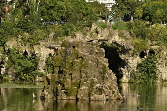 L'embase de la fontaine en rocaille au milieu du lac du square Marie-Louise &agrave; Bruxelles 