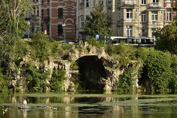 La fausse grotte en rocaille au lac du square Marie-Louise à Bruxelles 