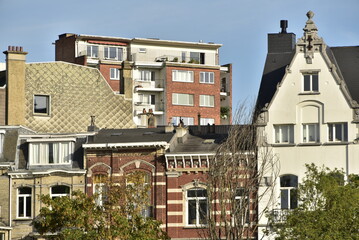 Haut de façade de maisons bourgeoises et bloc d'appartements à Bruxelles-Ville 