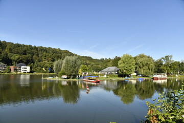 L'ile au milieu de la Meuse avec ses aires de jeux ,sa cantine et son bateau-navette à Yvoir (Dinant) © Photocolorsteph