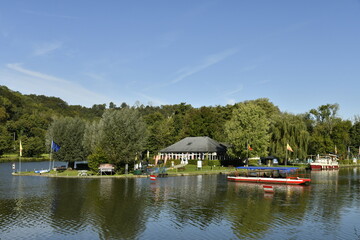 L'ile au milieu de la Meuse avec ses aires de jeux ,sa cantine et son bateau-navette &agrave; Yvoir (Dinant)