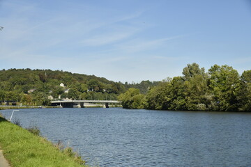 Le pont d'Ahée traversant la Meuse à Yvoir (Dinant)
